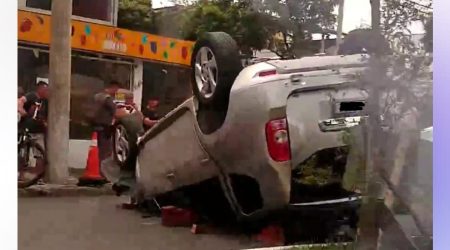 Mulher fica ferida após carro capotar na avenida Pico das Agulhas Negras