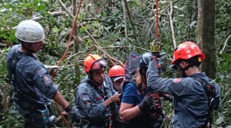 Mulher fica presa em árvore após salto de parapente em Caraguá