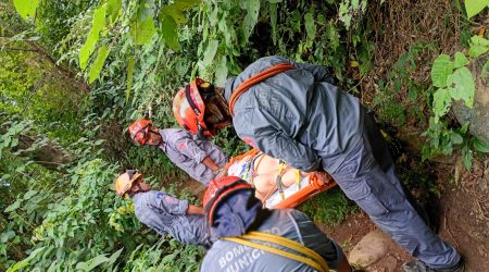 Mulher sofre queda em trilha de cachoeira em Ilhabela e é resgatada pelos Bombeiros