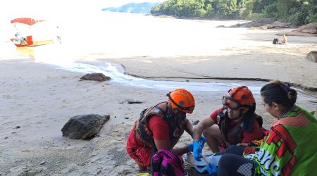 Mulher sofre queda na Trilha das 7 Praias em Ubatuba e é resgatada pelos Bombeiros
