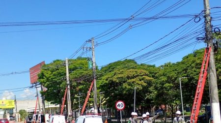 Mutirão da EDP retira fios irregulares em 50 ruas da região central de Pindamonhangaba