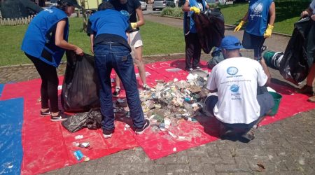 Mutirão retira 170 kg de lixo de praia de Ubatuba