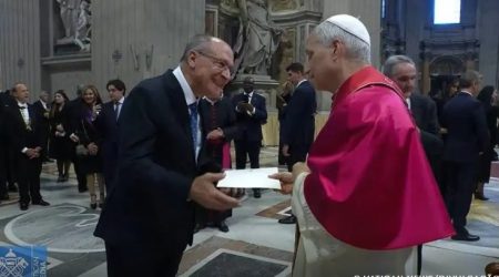 No Vaticano, Alckmin entrega convite de Lula ao Papa Leão XIV para visitar o Brasil durante a COP30