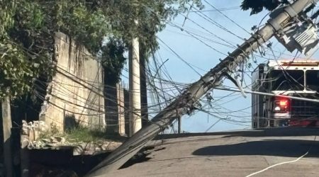 Nova erosão derruba poste e deixa homem em estado grave na zona sudeste de São José dos Campos