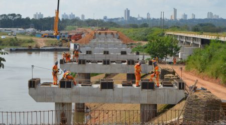 Nova ponte sobre o Paraíba recebe vigas nas obras da Via Jaguari