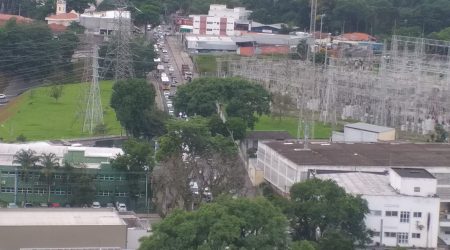 Obras de recapeamento travam a avenida José Longo