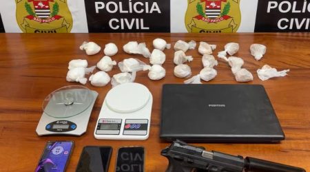 Operação contra facção apreende drogas, armas e R$ 80 mil em dinheiro