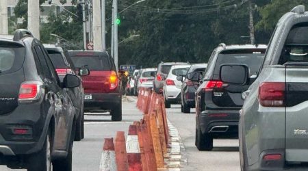 Operação viária na avenida Linneu de Moura altera rotatória e restringe travessia no Urbanova