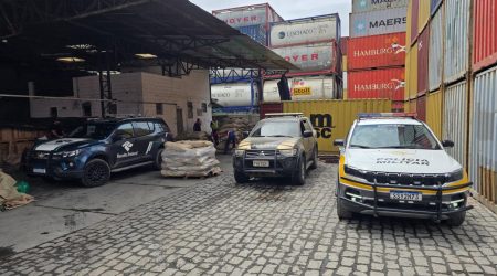 PF apreende 800 kg de cocaína escondidos em fardos de café no Porto de Santos