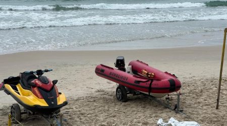 Pai e filho vão surfar e encontram corpo de homem na Praia Grande, em Ubatuba