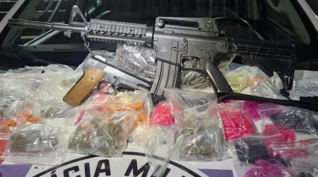 PM encontra drogas e simulacro de fuzil em barraco no Banhado, em SJC