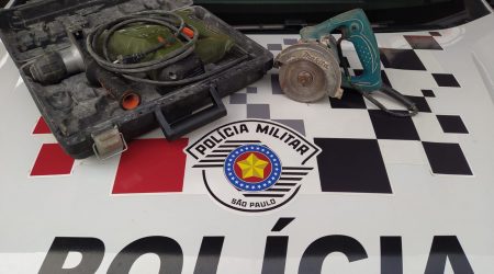 PM prende criminoso por furtar ferramentas dentro de carro no centro de São José
