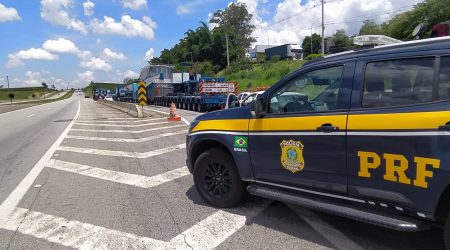 PRF realiza escolta de carga excedente na Via Dutra neste sábado