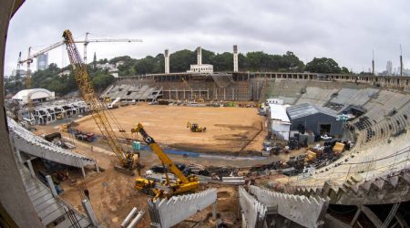 Pacaembu não tem gramado e está com obras inacabadas