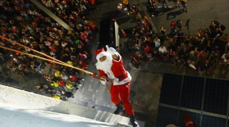 Papai Noel de rapel anima Natal em São José dos Campos