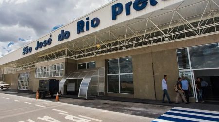 Passageiro morre ao cair da escada de desembarque de avião no interior de SP