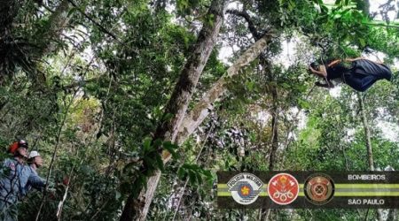 Piloto de asa delta é resgatado pelos bombeiros após salto do Morro Santo Antônio, em Caraguá