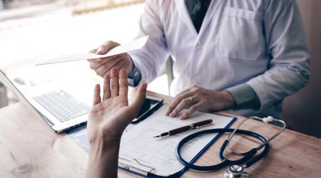 Portaria municipal esclarece regras para atestados médicos e declarações de comparecimento / Deposiphotos