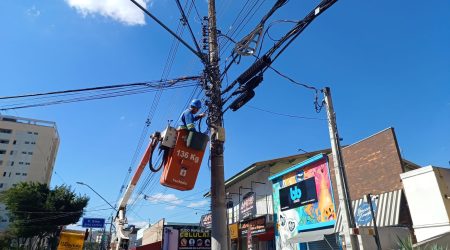 Prefeitura de São José inicia remoção de fiação excedente para melhorar visual urbano e segurança