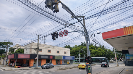 Prefeitura multa EDP por fiação solta na Avenida Guadalupe, no Jardim América