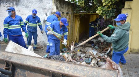 Prefeitura retira 3,5 toneladas de lixo acumulado em casa em São José dos Campos