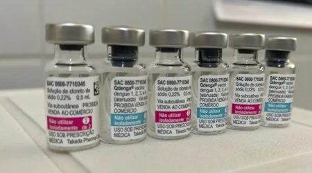 Primeiras doses da vacina do SUS contra dengue chegam ao Brasil