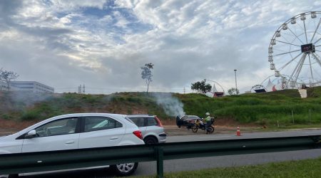 Princípio de incêndio em carro complica trânsito no Anel Viário em São José