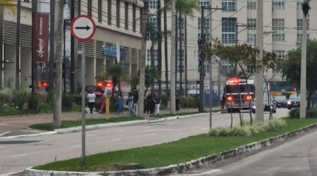 Princípio de incêndio em árvore de Natal mobiliza funcionários e Bombeiros no Jardim Aquarius