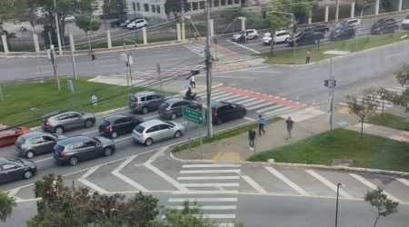 Problemas de sincronização de semáforos complicam tráfego na av. Cassiano Ricardo