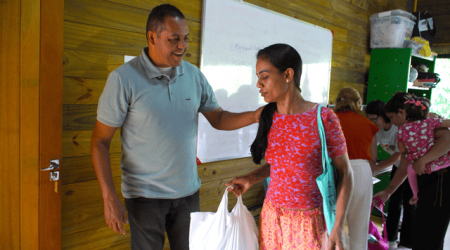 Famílias de Castelhanos, em Ilhabela, recebem 1,7 tonelada de alimentos via Projeto Cesta Verde