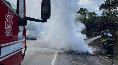 Range Rover é consumida pelo fogo na rodovia Oswaldo Cruz
