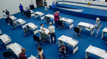 Restrições a atletas trans e regras para condução de cães aprovadas na Câmara