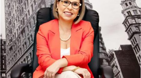 Adriana Velozo, advogada especialista em Direito Condominial e Imobiliário. Sócia-fundadora do escritório ADMVELOZO que atua há mais de 15 anos prestando assessoria jurídica para Condomínios e Associações no Vale do Paraiba, Litoral Norte e Região Bragantina.