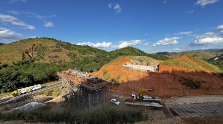 Avançam desmontes de rochas na Serra das Araras, na Via Dutra
