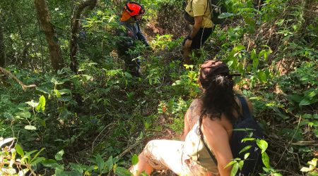 São Sebastião Bombeiros fazem resgate em trilha Guaecá