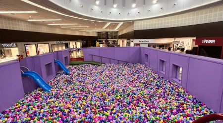 Shopping oferece piscina de bolinhas gigante gratuita para toda a família