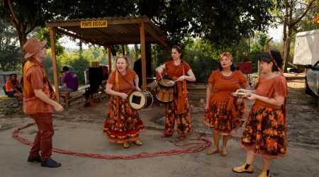 Teatro do Imprevisto apresenta “Pequenos Mestres & Mestras”, de teatro lambe-lambe, no Parque da Cidade
