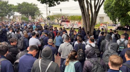 Trabalhadores da Embraer suspendem greve após negociações
