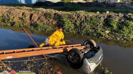 Tragédia em Caraguá Casal e criança morrem em carro submerso