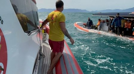 Turistas vivem momentos de tensão em naufrágio durante passeio de avistamento de baleias em Ilhabela
