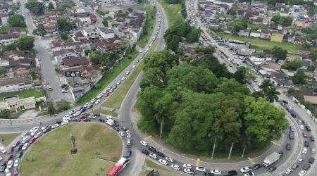 Ubatuba registra 241 mil veículos em 1º verão com cobrança de taxa