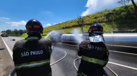 Via Dutra sentido São Paulo segue interditada há mais de 6 horas