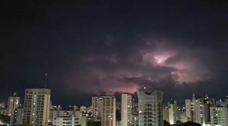 Vídeo registra 94 raios em 2 minutos em São José dos Campos