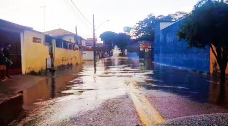 Moradores reclamam de inundações na Vila Tatetuba