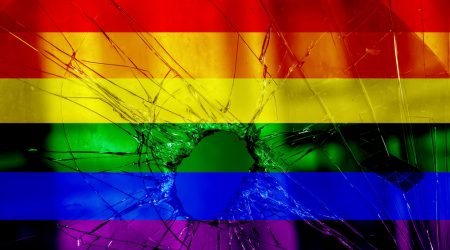 Violência contra LGBTQIA+ soma mais de 5 mil casos em SP. Dados revelam urgência por políticas públicas inclusivas.