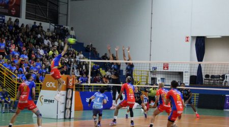 Vôlei São José é superado no tie-break pelo Suzano Vôlei no ginásio da ADC Embraer
