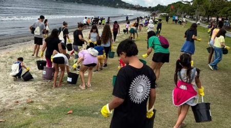 Voluntários se unem em Ubatuba e retiram 219 kg de lixo da orla do Itaguá