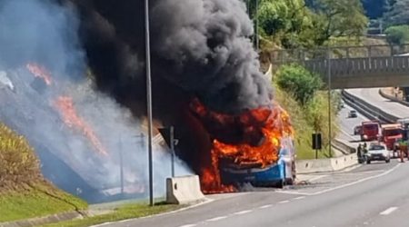 Ônibus pega fogo na Tamoios e interdita a via