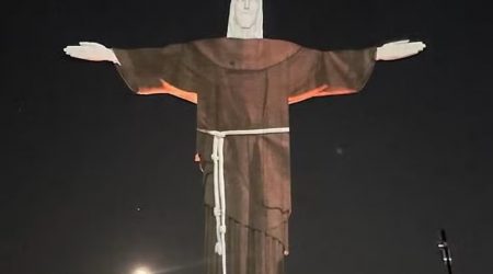 Cristo Redentor é iluminado com roupas franciscanas do 1° santo brasileiro