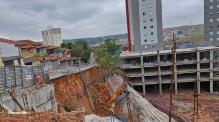 Muro de construção desaba e assusta moradores da região leste de São José dos Campos